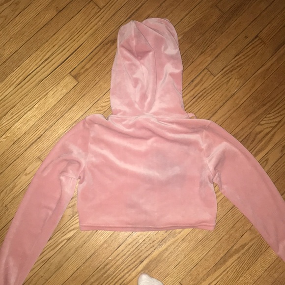 Fila velour pink sweater. Size canadian xs. Filas acroos the chest. Cropped - Picture 4 of 4